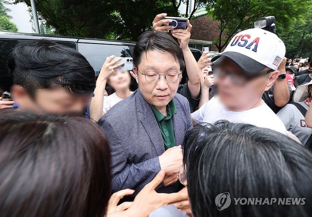투표함 반출 막힌 송파 투표소 찾은 서울선관위 사무처장