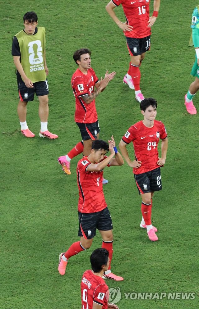 32강 직행 실패, 인사하는 한국팀 선수들