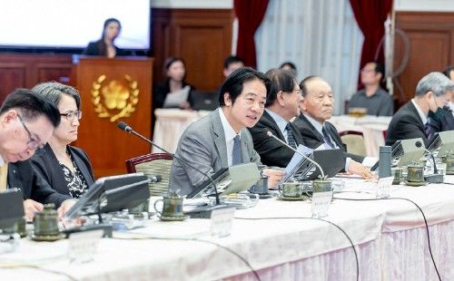 발언하는 라이칭더 대만 총통(가운데)
