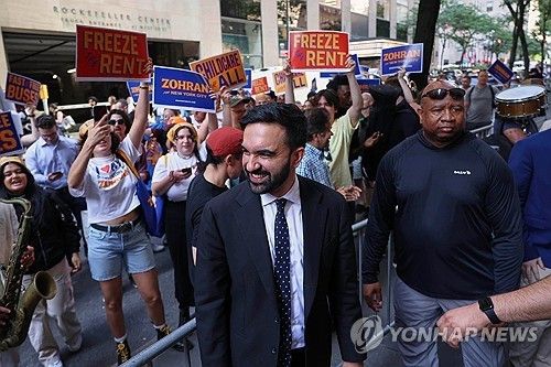 지지자들을 향해 웃어 보이는 조란 맘다니 미국 뉴욕 시장
