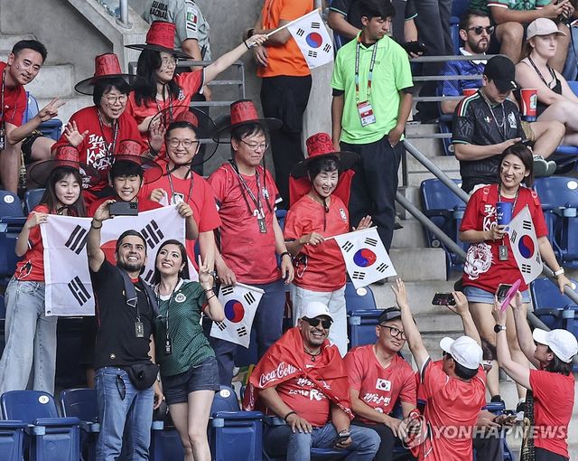 멕시코 현지 팬과 기념 촬영하는 한국 응원단