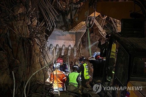 베네수엘라 지진으로 무너진 건물에서 생존자를 찾고 있는 수색대 