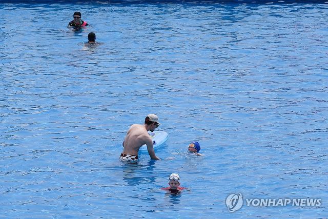 수영장에서 무더위 날려요