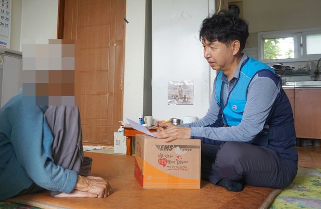 어르신 생활 살피는 우체국 집배원
