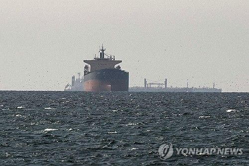 호르무즈 해협을 지나는 화물선