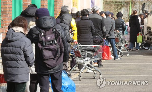 영외 군 마트 개점 기다리는 방문객들