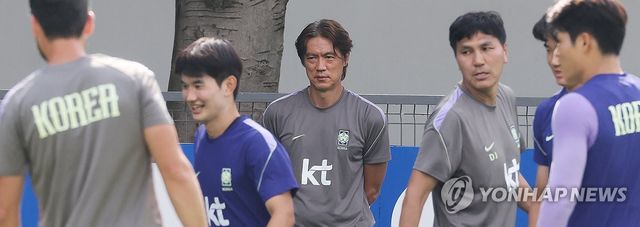 훈련 지켜보는 홍명보 감독