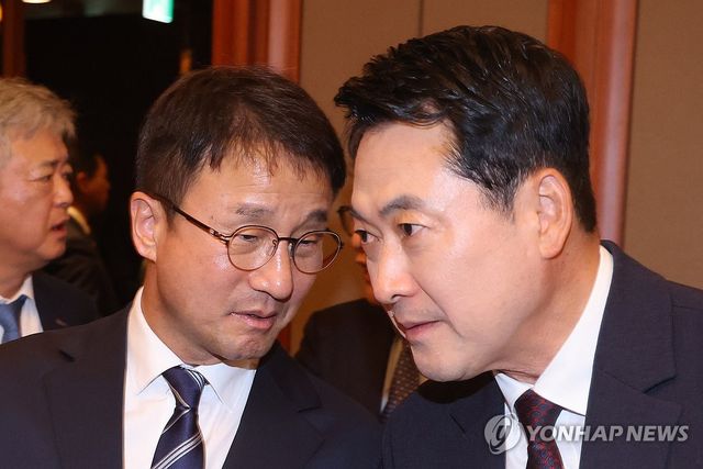 대화하는 한병도 직무대행-장동혁 대표