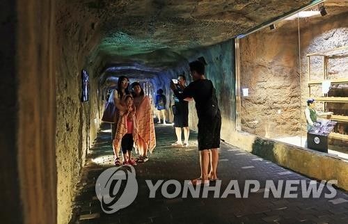 보령 냉풍욕장서 더위 식히는 관광객
