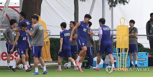 충격패배 후 회복훈련 하는 한국 선수들