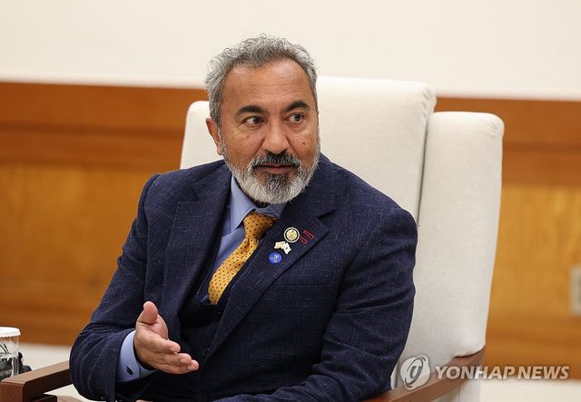 대표 발언하는 아미 베라 의원