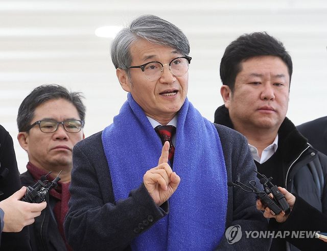 답변하는 최재영 목사