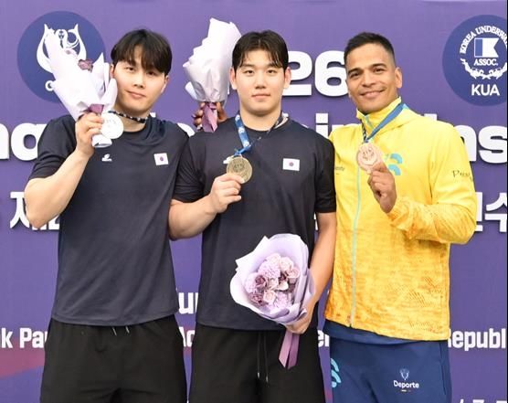 핀수영 황규진(가운데)와 박태호(왼쪽)