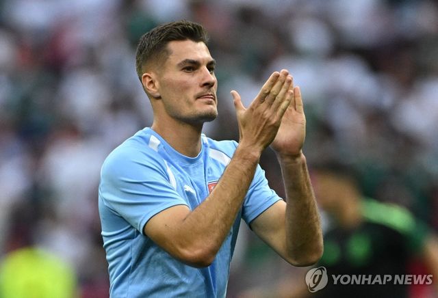 멕시코전 후 팬들에게 인사하는 체코 공격수 파트리크 시크.