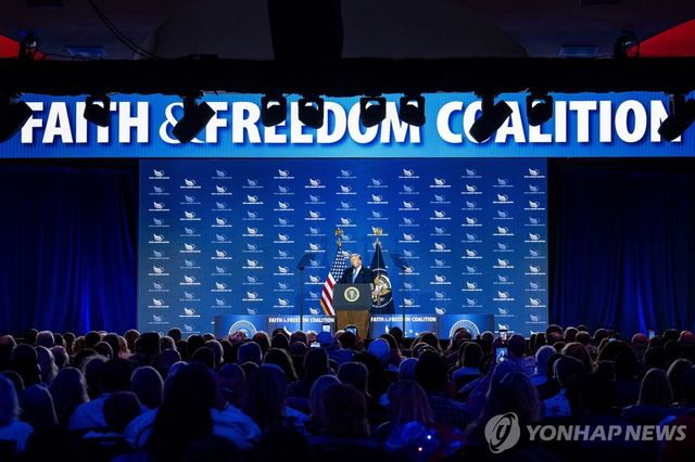 대형 기독교 단체 행사 찾아 연설하는 트럼프