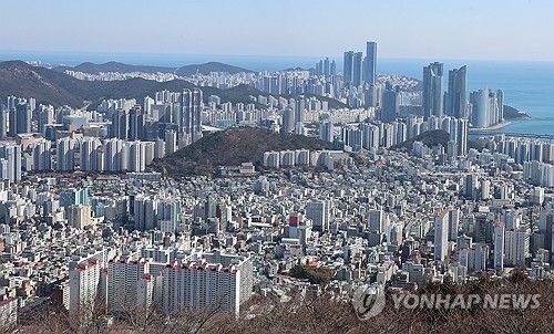 부산 해운대구와 수영구 일대 아파트와 고층 건물. [연합뉴스 자료사진]