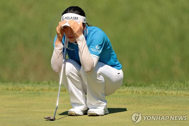 그린 경사 살피는 윤이나