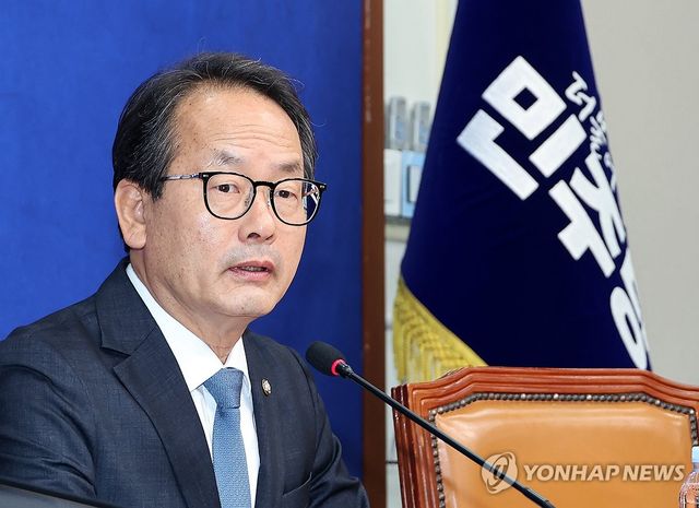 현안 관련 기자간담회하는 강준현 수석대변인