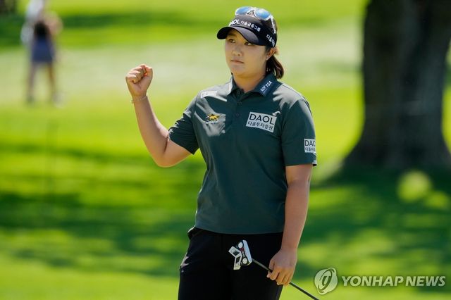 이글 잡고 주먹 움켜쥐는 유해란