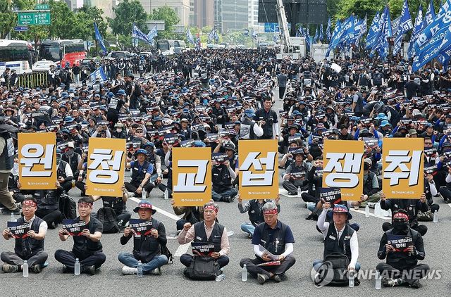 '원청교섭쟁취' 손팻말 든 금속노조 조합원들