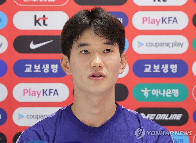 취재진 질문 답하는 김진규
