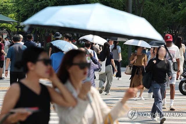 올여름 첫 폭염주의보 발령 '양산 든 시민들'
