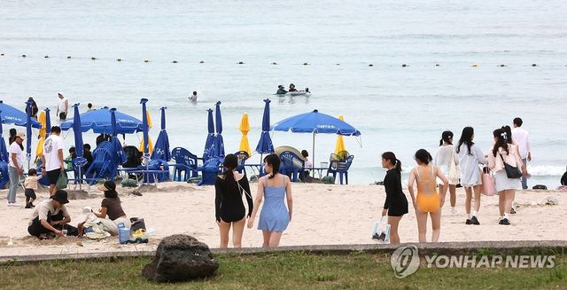 제주 함덕해수욕장 찾은 피서객들