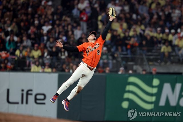 김하성의 안타성 타구를 잡아내는 윌리 아다메스