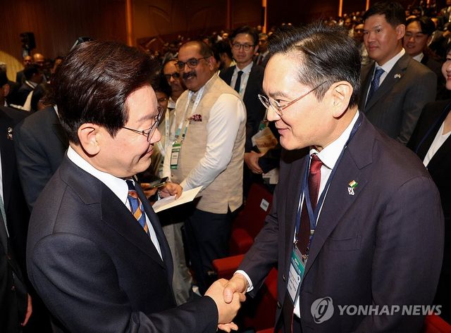 악수하는 이재명 대통령과 이재용 삼성전자 회장