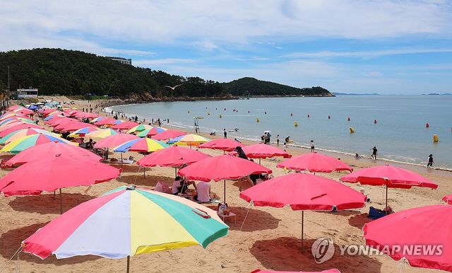 파라솔로 가득한 인천 왕산해수욕장