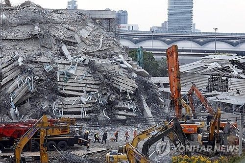 작년 4월 미얀마 중부에서 발생한 강진의 영향으로 붕괴한 태국 방콕 건물에서 구조작업이 이뤄지는 모습. [EPA=연합뉴스 자료사진]