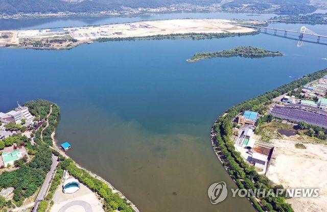 지난 2020년 북한강과 구분되는 춘천 공지천 일대 녹조 