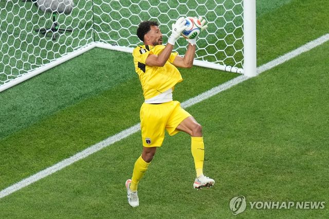 사우디의 슈팅을 막아내는 카보베르데 골키퍼 보지냐.