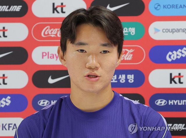 취재진 질문 답하는 양현준