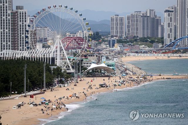 벌써 피서객으로 붐비는 강원 동해안