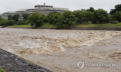 폭우로 인해 불어난 교토 가모강