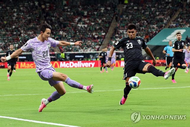크로스 시도하는 양현준