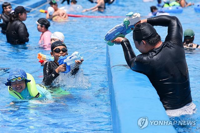 '아빠랑 신나는 물총놀이'