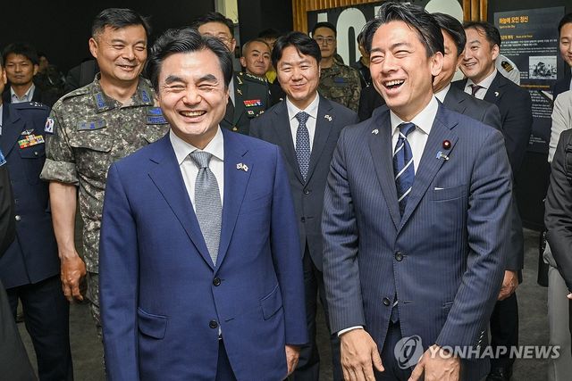 블랙이글스 부대 방문한 안규백 장관과 고이즈미 방위상