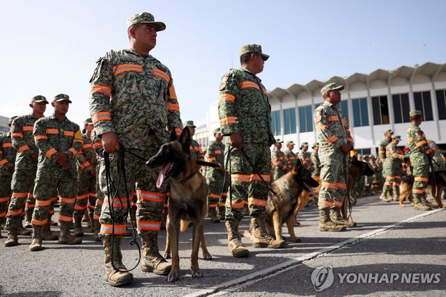 베네수엘라에 도착한 멕시코 구조팀과 구조견