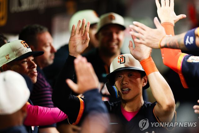 홈에 돌아와 동료 축하를 받는 송성문