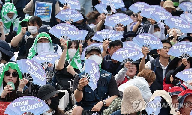 "모든 노동자의 든든한 우산은 최저임금"