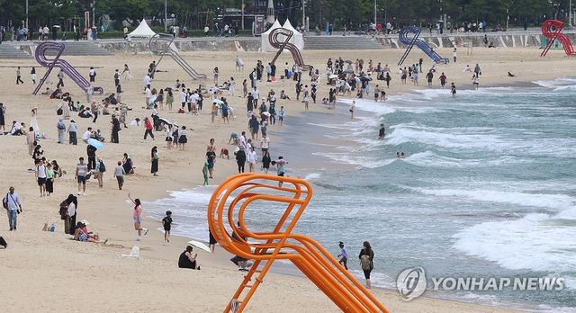 개장 앞둔 해운대해수욕장 표정