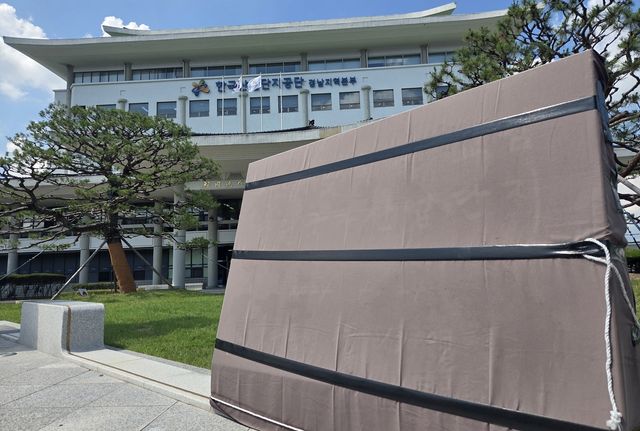 천에 싸여 있는 윤석열 휘호석