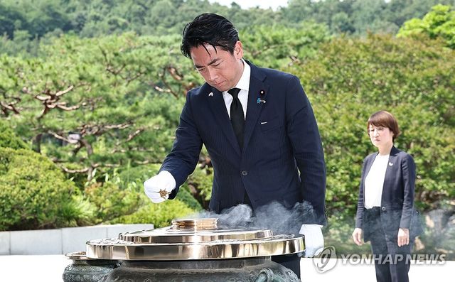 현충탑 참배하는 고이즈미 일본 방위상