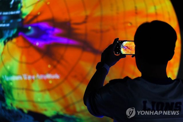 대구 달성군 국립대구과학관에서 한 관람객이 2011년 동일본대지진 여파를 나타내는 SOS시스템을 보고 있다. [연합뉴스 자료사진]