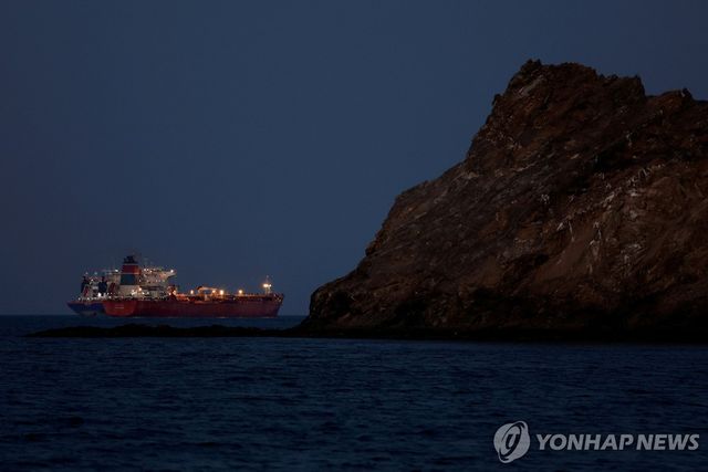 호르무즈 해협에 정박한 유조선