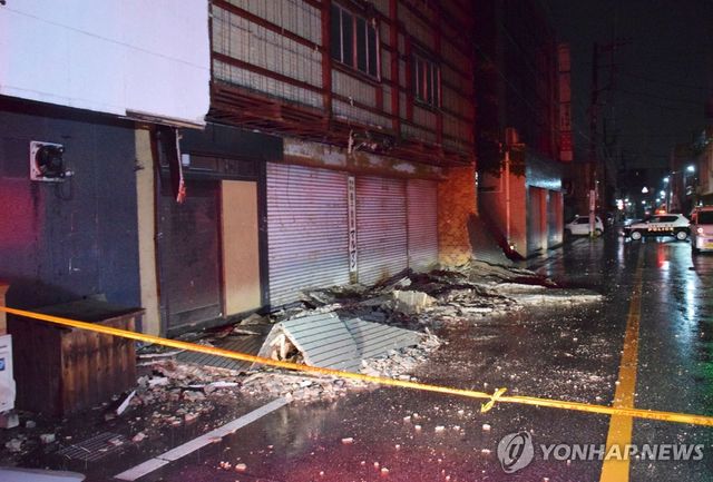 26일 밤 지진으로 무너진 야마나시현 고후시 건물 외벽
