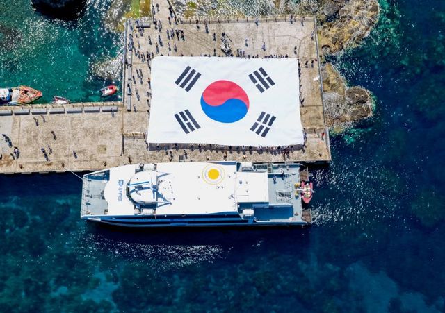 독도 동도 선착장 덮은 초대형 태극기