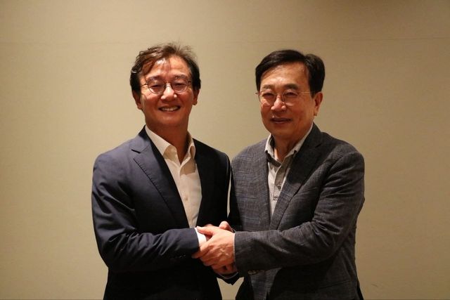 전재수 당선인(왼쪽), 서병수 전 시장(오른쪽) 만나 악수